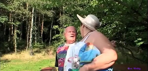 Una coppia di anziani fa sesso a bordo lago, una giovane troia li vede e si unisce a loro